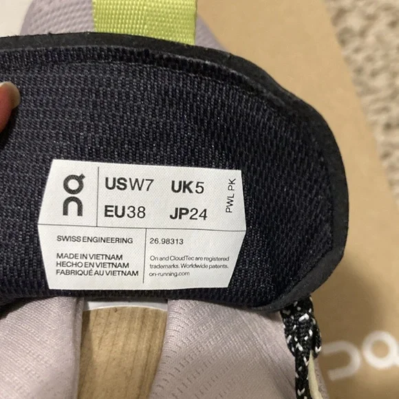 Brand New On running Cloudtech - Picture 4 of 4